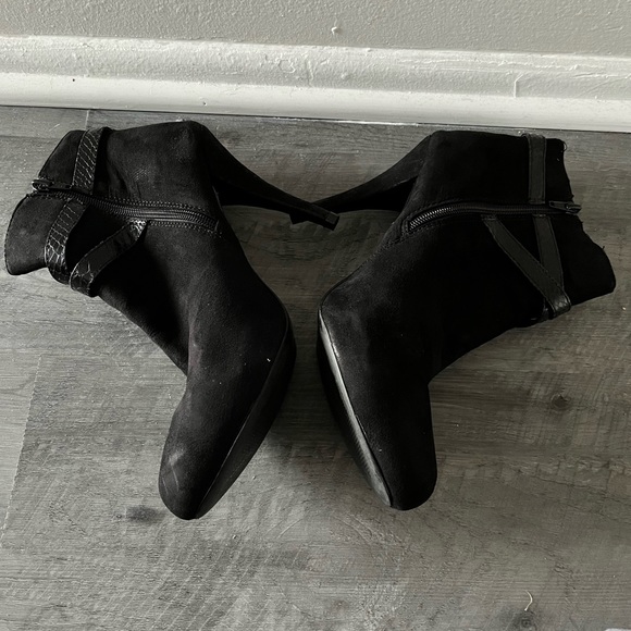 Guess Black Bootie - Picture 3 of 5